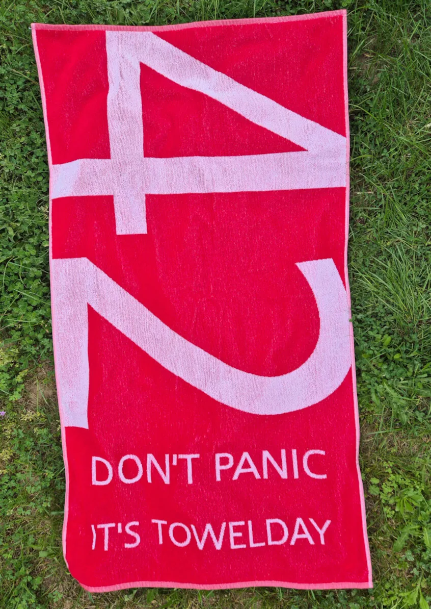 Das Handtuch zum Towelday - ein Muss für Fans